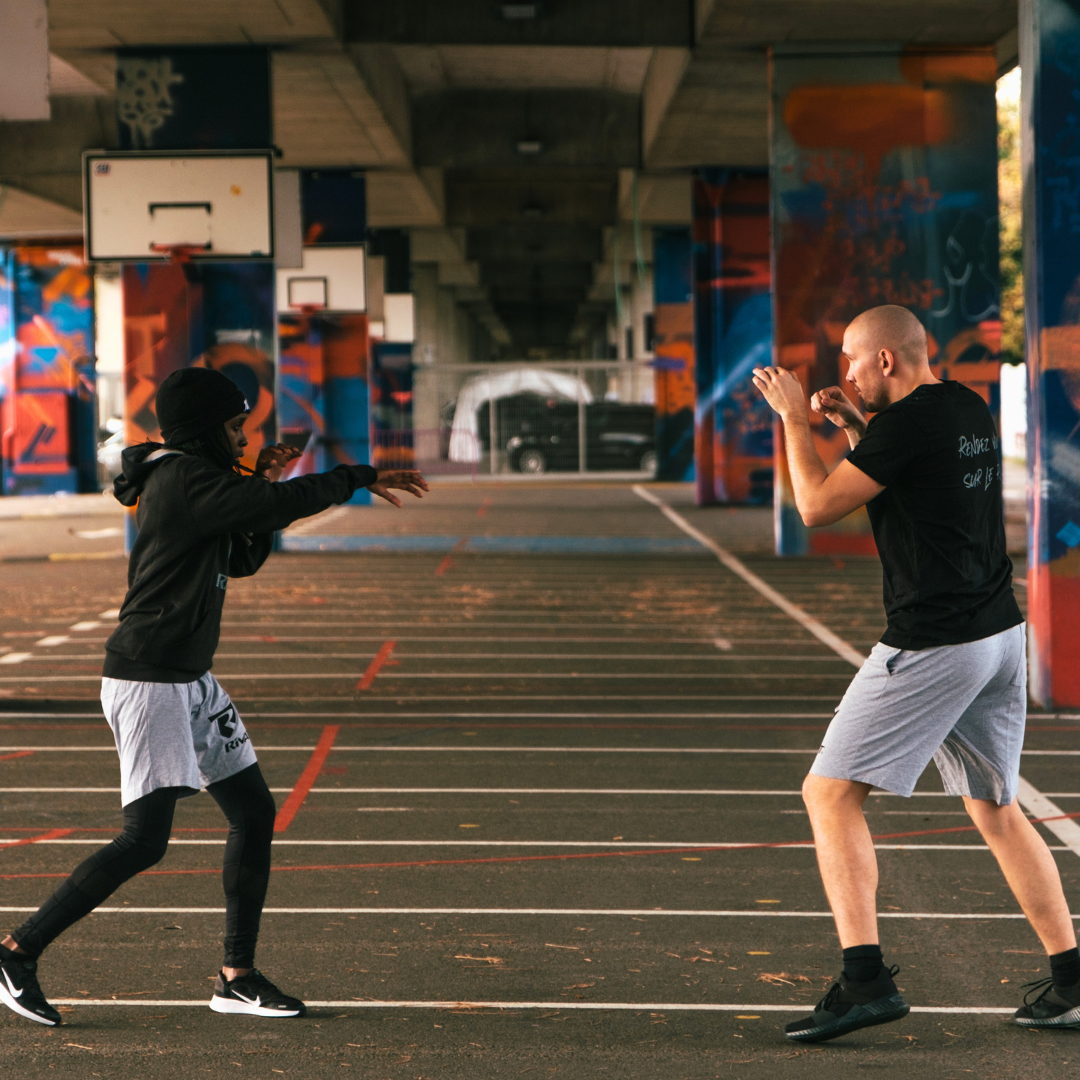 Guide des Techniques de Base : Maîtriser les Fondamentaux de la Boxe Française